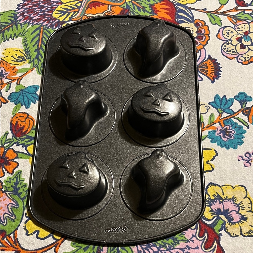 Wilton Black Non-Stick Halloween Cakelet Pan